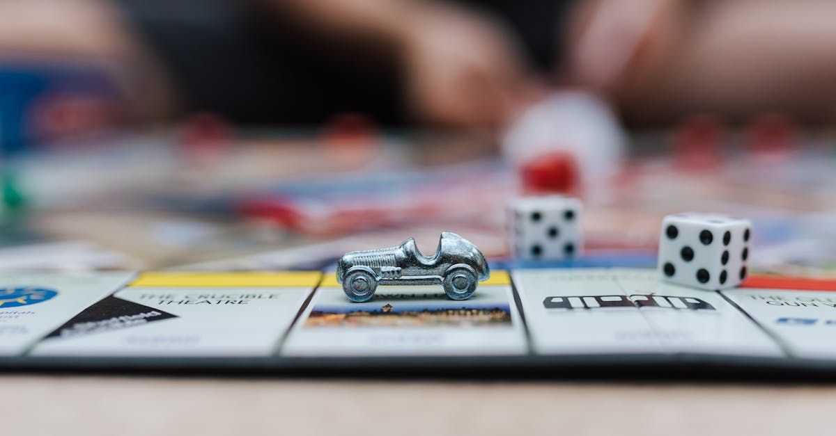 découvrez le célèbre jeu de société monopoly, où stratégie et chance s'entremêlent pour devenir le maître de l'immobilier. affrontez vos amis et famille dans des transactions palpitantes, construisez des hôtels, et gérez votre empire tout en évitant la faillite. amusement garanti pour tous les âges !