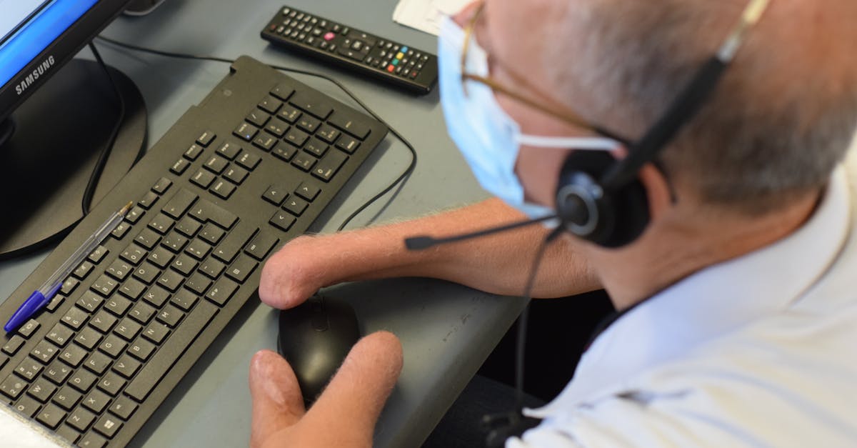 विकलांग लोगों के समावेशन और स्वतंत्रता को समर्थन देने में विकलांगता कार्यकर्ताओं की आवश्यक भूमिका को जानें। उनके कौशल, चुनौतियों और व्यक्तियों के जीवन की गुणवत्ता में सुधार लाने में उनके कार्य के महत्व का पता लगाएं। इस महत्वपूर्ण क्षेत्र में उपलब्ध कैरियर के अवसरों और संसाधनों के बारे में अधिक जानें।