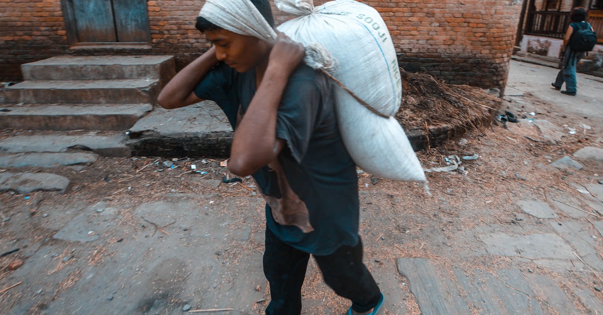 The authorities are therefore trying to keep both sides happy, in a context marked by the need to ensure fair compensation while maintaining economic attractiveness and compliance with labor law. This complexity is at the heart of the negotiations of collective labor agreements (CLAs) that govern remuneration in Belgium.