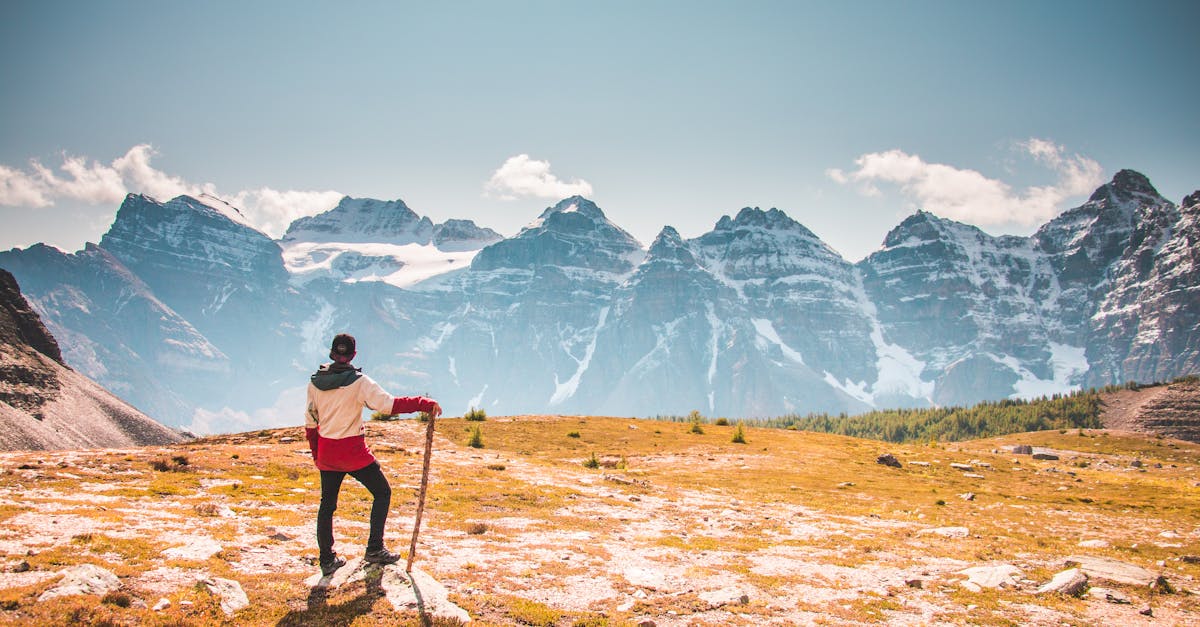ट्रैकिंग के रोमांच का अनुभव करें, एक ऐसी मनोरंजक गतिविधि जो आपको प्रकृति के हृदय में ले जाती है। अपने शारीरिक और मानसिक स्वास्थ्य को मजबूत करते हुए, लुभावने परिदृश्यों, घुमावदार रास्तों और विविध संस्कृतियों का अन्वेषण करें। चाहे आप शुरुआती हों या अनुभवी, ट्रैकिंग आपको एक अनोखा और अविस्मरणीय अनुभव प्रदान करती है।