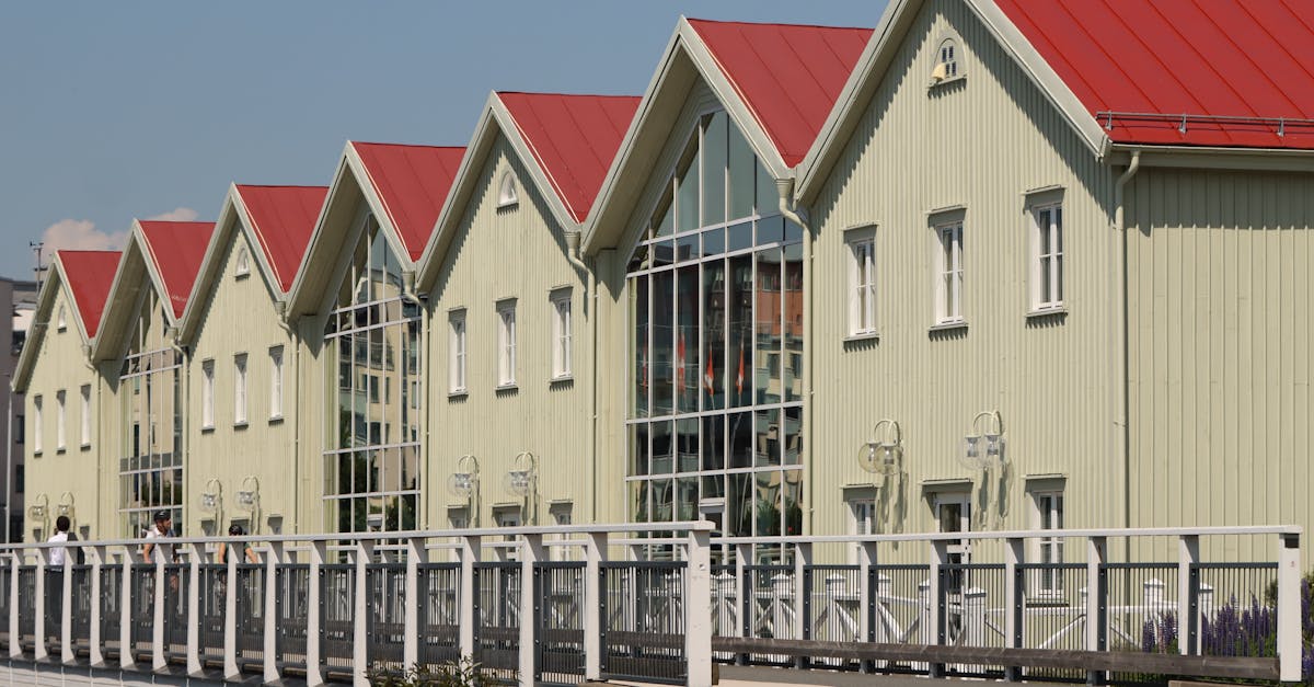 After this day rich in innovations, a clear vision emerges: that of a real estate sector completely transformed by AI. This trend is confirmed by continued growth in investment in proptech, accelerated adoption of smart building solutions, and a strong desire to automate even traditional administrative tasks. According to a recent study, by 2030, 30% of working hours could be automated, significantly reducing operational costs and improving competitiveness. Furthermore, major trends such as the integration of blockchain to secure transactions and the rise of real estate tokenization are opening up new opportunities for financing and asset diversification.