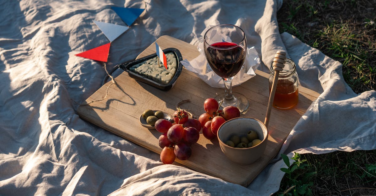 Scopri la storia e le tradizioni della festa nazionale francese, celebrata ogni anno il 14 luglio per commemorare la presa della Bastiglia. Partecipa ai festeggiamenti con sfilate, fuochi d'artificio ed eventi culturali in tutta la Francia.
