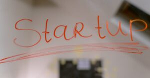 युवा लोगों में उद्यमशीलता की भावना को प्रोत्साहित करना