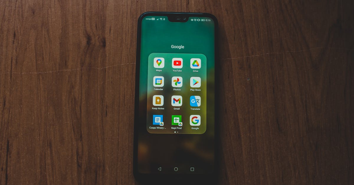 I progressi tecnologici hanno moltiplicato il numero di strumenti disponibili per migliorare la propria strategia locale. Piattaforme come Uberall e Yext consentono di gestire le inserzioni in più directory e garantire la coerenza ottimale di tutte le informazioni NAP. Inoltre, strumenti come Whitespark e BrightLocal offrono la possibilità di monitorare l'impatto della SEO locale e raccogliere recensioni, essenziali per rafforzare la propria presenza.