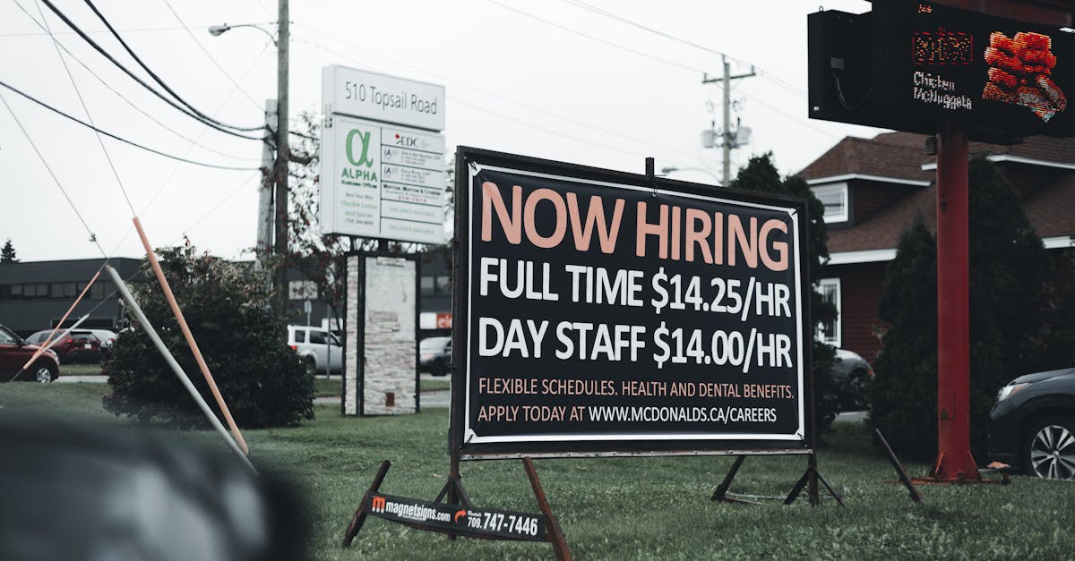 découvrez tout ce que vous devez savoir sur le salaire chez mcdonald's, y compris les taux horaires, les avantages et les opportunités d'évolution au sein de cette célèbre chaîne de restauration rapide.