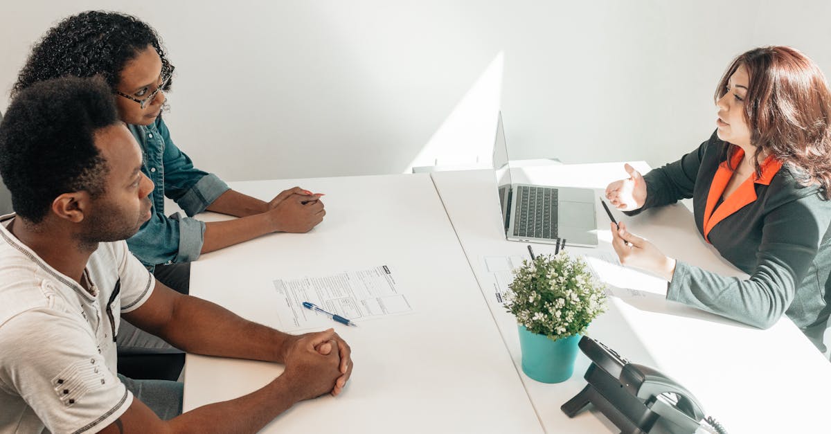 Descubra o papel essencial dos assistentes sociais: profissionais dedicados que acompanham e apoiam indivíduos e comunidades que enfrentam diversos desafios, promovendo bem-estar e inclusão social.