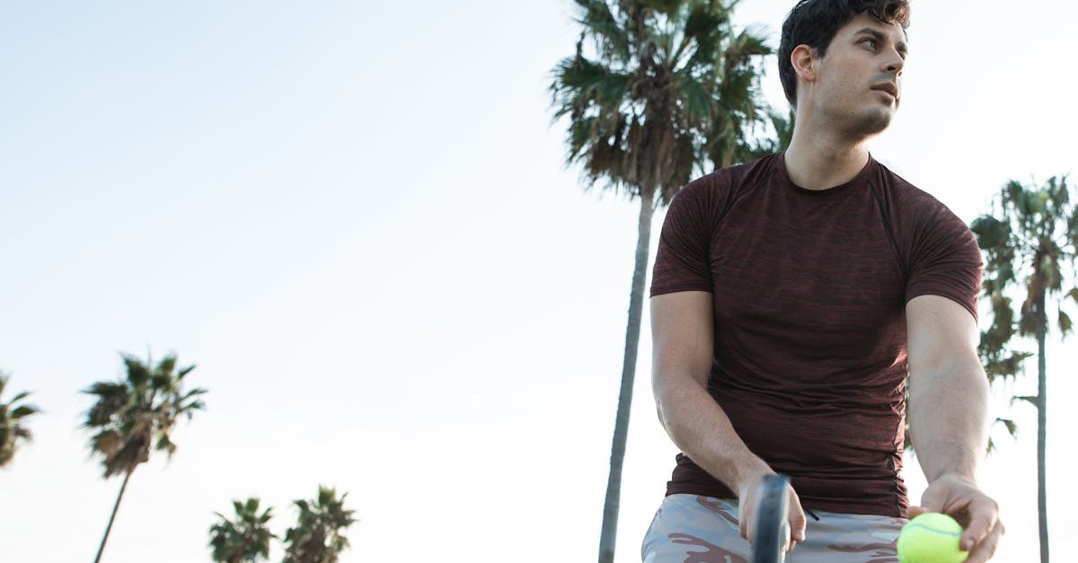 Descubra o emocionante mundo do tênis, um esporte que combina desempenho, estratégia e elegância. Acompanhe as últimas notícias e os principais torneios e aprenda técnicas para aprimorar seu jogo, seja você iniciante ou experiente.