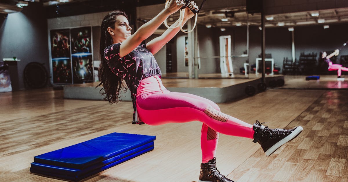 لم يعد تحسين محركات البحث يقتصر على خوارزمية جوجل القديمة، بل أصبح يشمل الآن معايير تجربة المستخدم. وبحلول عام 2025، سيُثبت الارتباط بين مؤشرات الويب الأساسية والتصنيفات. تُفضّل الخوارزمية المواقع ذات الدرجات المثالية، لا سيما لعمليات البحث عبر الجوال حيث يُعدّ الأداء عاملاً حاسماً. تُشدد أدوات التتبع مثل Semrush وAhrefs وMoz على أهمية عمليات التدقيق الدورية لتجنب التخلف عن المنافسة. علاوة على ذلك، أصبحت هذه المؤشرات هاجساً لمحركات البحث البديلة مثل Bing وDuckDuckGo، والتي بدأت بدورها في تحليل السرعة والاستقرار. يُهدد عدم الامتثال لهذه المعايير بانخفاض مستوى الرؤية والتفاعل، مما يؤثر بشكل مباشر على الإيرادات. تُشير دراسة حديثة إلى أن أكثر من 70% من المستخدمين يغادرون موقعاً يستغرق تحميله أكثر من 3 ثوانٍ، مما يُعزز الحاجة إلى التحسين المستمر. علاوة على ذلك، يتكيف نظام أدوات تحسين محركات البحث: ستُقدم جوجل ميزة التفاعل مع Next Paint (INP) لتحل محل FID، مما يُقدم تقييماً أكثر شمولاً للاستجابة. لذلك، تتمثل الاستراتيجية في توقع هذه التطورات من خلال دمج هذه المؤشرات في عمليات التدقيق الدورية بدءًا من اليوم.