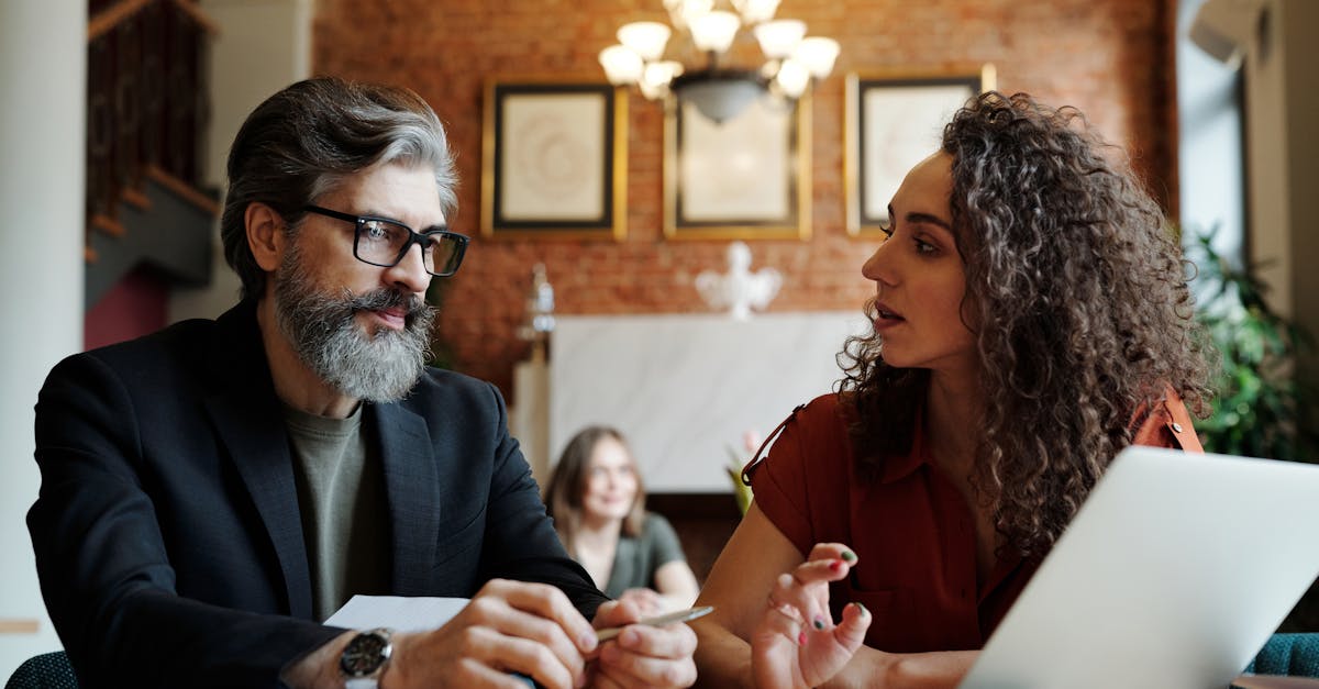 The young people of Saint-Laurent-sur-Sèvre don't just dream; they actively participate in the region's economic transformation. The Saint-Gab incubator, a true catalyst for innovation, has enabled a generation of project leaders to stand out from the crowd. In 2025, more than thirty young entrepreneurs launched startups focused on technology, the green economy, and health, illustrating their commitment to addressing contemporary challenges. These initiatives include concrete examples: an app to promote soft mobility, an eco-friendly product concept, and a distance learning platform. The success of these projects is based on a strong culture of collaboration, fostered by participatory workshops, regular meetings with mentors, and peer support. This dynamic is also evident in their approach to innovation: they dare to think outside the box and experiment with new solutions. Saint-Gab is not just a place; it's a vibrant community that encourages exchange and creativity, and makes collective success a top priority. The growing visibility of these young entrepreneurs also allows them to attract investors and partners, strengthening local economic vitality. Specific figures illustrate this trend: in 2024, a 15% increase in incubated projects and a significant rise in the number of intergenerational collaborations were recorded. Local networking is essential for building a resilient and innovative economy, capable of competing with national players. Above all, Strart-Gab is fostering a new generation of entrepreneurs, confident in their future and in their ability to promote Saint-Laurent-sur-Sèvre.