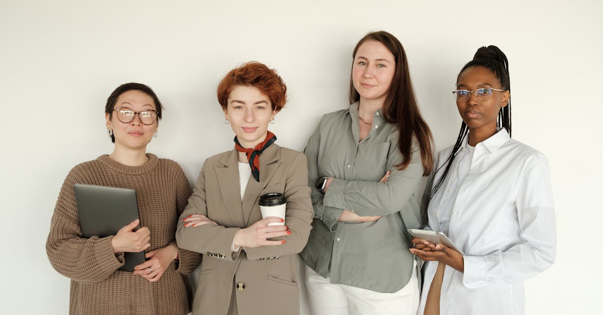 世界工匠协会 (Artisans du Monde) 和巴黎时尚街区 (Banlieue Chic) 等机构也参与其中,组织活动和培训课程,以增强年轻企业家的信心。他们的贡献对于改变集体观念至关重要,人们必须停止将这些社区视为失控的地区。