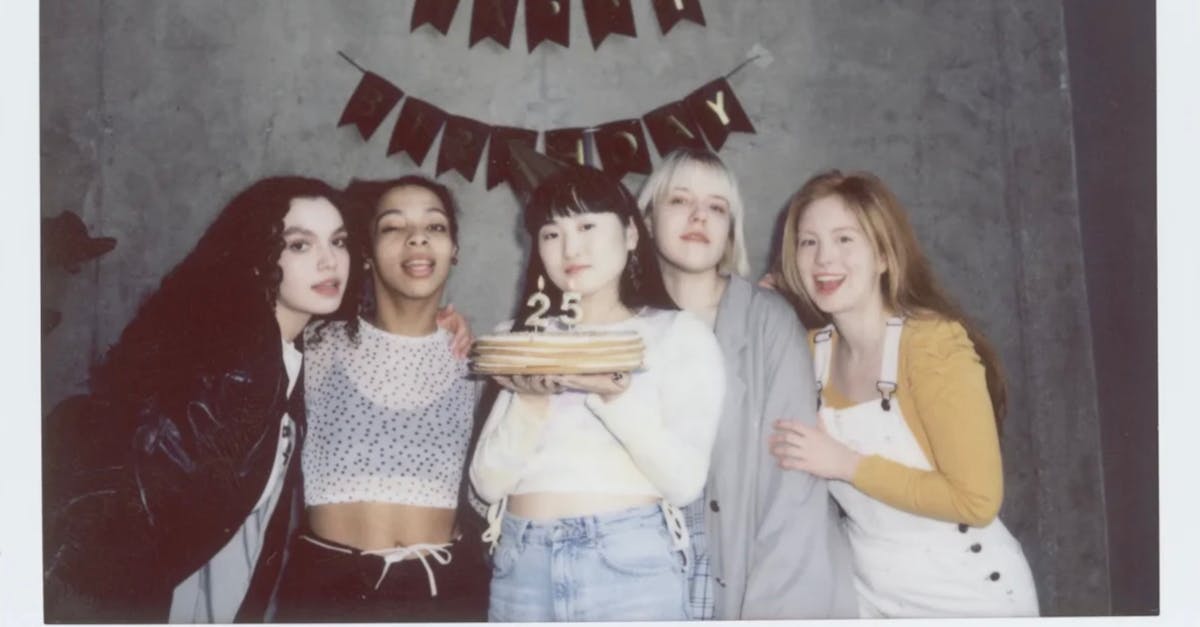 إن إطلاق Gemini 2.5 Flash-Lite ليس مجرد ترقية تقنية، بل يُجسّد السعي لتحقيق الأداء الأمثل لتلبية المتطلبات المتزايدة للتطبيقات الحديثة. بفضل قدرته على التعامل مع نافذة سياقية تضم مليون رمز، يُعالج هذا النموذج المهام التي تتطلب دقة وسرعة تنفيذ عاليتين. بالإضافة إلى ميزاته الخاصة، تدّعي جوجل انخفاض زمن الوصول مقارنةً بإصداراتها السابقة، مع الحفاظ على اتساق النتائج. عمليًا، هذا يعني أن Flash-Lite يُعدّ حلاً مثاليًا للشركات العاملة في مجال الترجمة الآلية، والترميز، والتحليل متعدد الحواس. كما تُسهّل سهولة التكامل عبر منصة Vertex AI أو Google AI Studio اعتماده. إن إمكانية خفض التكاليف مع زيادة سرعة المعالجة تمنح هذه التقنية ميزة تنافسية كبيرة. تتزايد قائمة استخداماته يومًا بعد يوم: كتابة الأتمتة، والملخصات الفورية، وحتى تحليل الفيديو. يُظهر تصميم هذه المجموعة من النماذج تكيفًا دقيقًا مع احتياجات السوق اليوم، سعيًا لإيجاد حلول فعّالة لمعالجة كميات هائلة من المعلومات بتكلفة معقولة. اكتشف الميزات والتحسينات الجديدة في Gemini 2.5، الحل الأمثل لتحسين تجربة المستخدم وزيادة إنتاجيتك. انغمس في عالم من الابتكار مع Gemini 2.5.