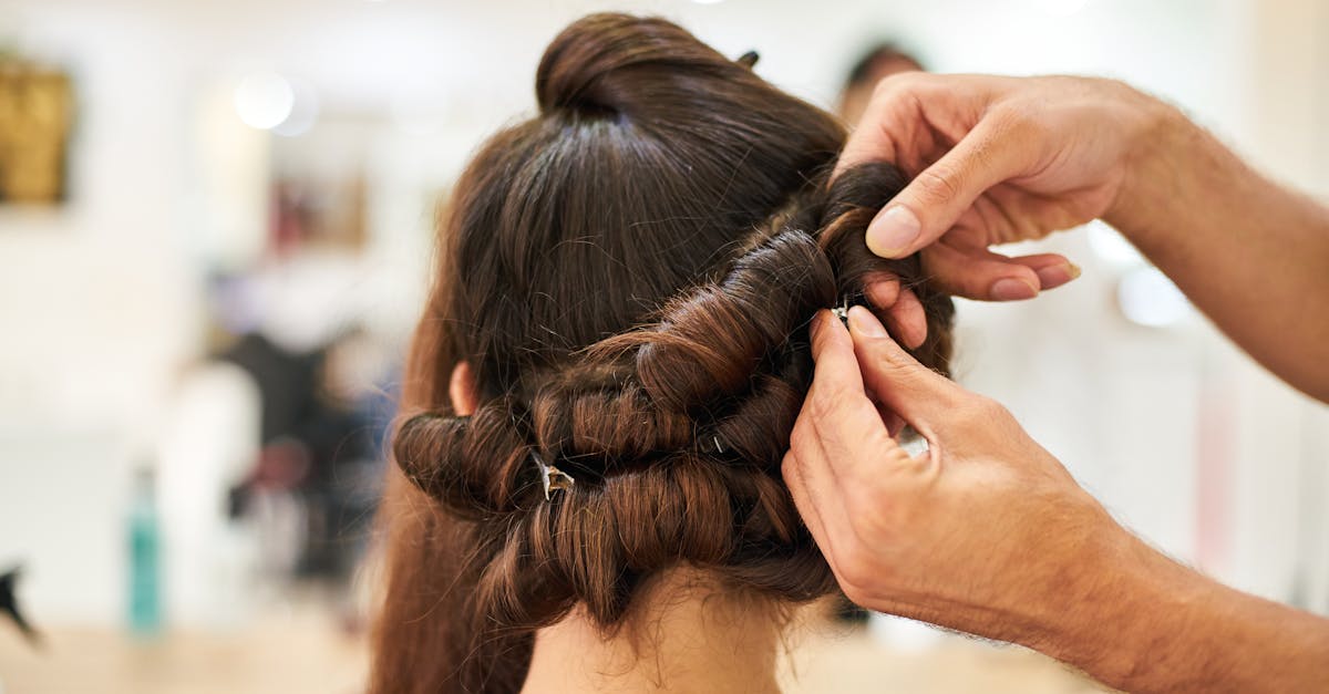 Isabelle ließ sich von Anfang an von einer einfachen, aber kraftvollen Idee leiten: Friseurhandwerk ist Ausdrucksform und stärkt das Selbstbewusstsein. Ihr Werdegang, der in einem kleinen Familiensalon begann, zeugt von einer aufrichtigen Liebe zu Haarschönheit und Kundenservice. Mit ihrem fundierten Hintergrund im Haarstyling entschied sie sich schnell, sich durch die Integration von Haartrends und gleichzeitig den Einsatz natürlicher und regionaler Schönheitsprodukte abzuheben. Ihr Ziel ist es, handwerkliches Know-how anzubieten, das sowohl innovativ als auch umweltfreundlich ist und sie von einem oft standardisierten Angebot abhebt. Um dieses Ziel zu erreichen, kombiniert sie traditionelle Schneide- und Färbetechniken mit modernen Methoden wie pflanzlichen Färbemitteln und natürlicher Pflege. Ihr Friseursalon im Herzen dieses nördlichen Dorfes ist zu einem Ort geworden, an dem man sich wohlfühlt und jeder Kunde als Freund betrachtet wird. Sie erkennt nicht nur die neuesten Haartrends, sondern versucht, „über das Übliche hinauszugehen“, indem sie ein authentisches, auf die Bedürfnisse jedes Einzelnen zugeschnittenes Erlebnis bietet. Der Erfolg dieses Ansatzes beruht auch auf einem engagierten Kundenservice mit herzlicher und persönlicher Ansprache, der die lokale Kundenbindung stärkt und neue Besucher anzieht, die neugierig auf diese Harmonie aus Professionalität und Authentizität sind.