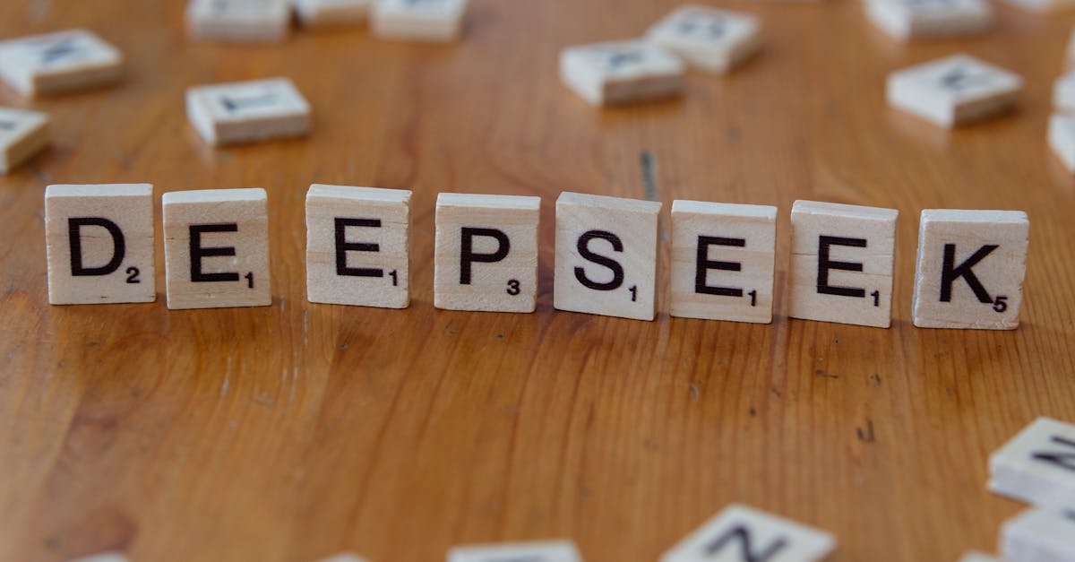 SEMrush, Moz, Ahrefs e Google Analytics rimangono essenziali. Aggiungi a questi dashboard su Hootsuite, Buffer o SocialBee per una gestione consolidata e reattiva.