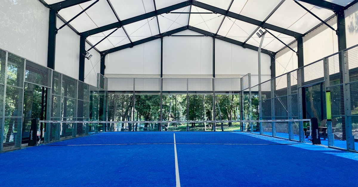Soluções esportivas conectadas que integram dados e IA, aplicativos de gamificação e iniciativas para democratizar o padel no ambiente de trabalho.