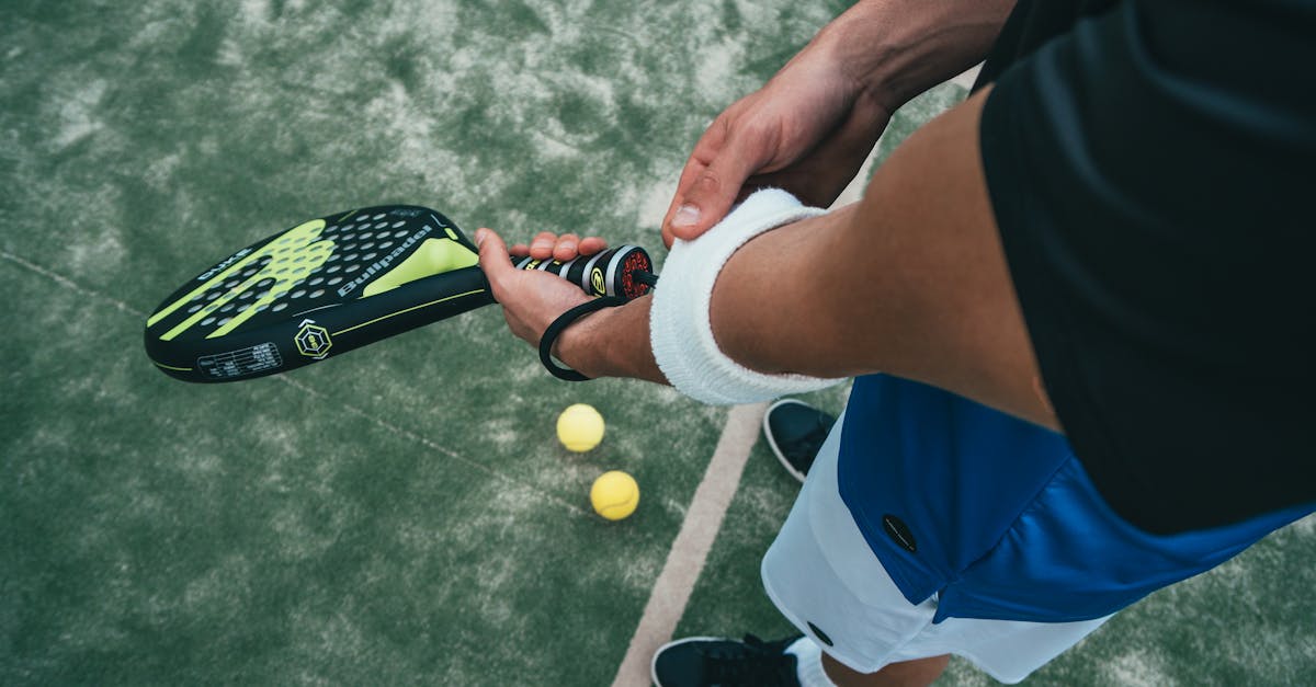 découvrez le padel, le sport de raquette en plein essor qui allie convivialité et performance. idéal pour tous, du débutant au joueur expérimenté, le padel offre des moments de plaisir et de compétition sur des terrains adaptés. rejoignez la communauté grandissante et vivez l'expérience dynamique de ce jeu passionnant !