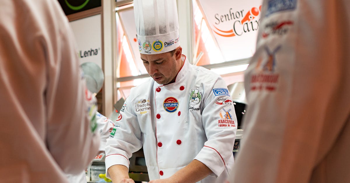 اكتشف فن الطهي في مطعمنا، حيث يعتبر كل طبق بمثابة عمل فني. استمتع بتجربة تذوق فريدة من نوعها مع المكونات المحلية الطازجة، والتي تم إعدادها بشغف من قبل الطهاة لدينا. احجز طاولتك واستمتع بلحظات لا تنسى!