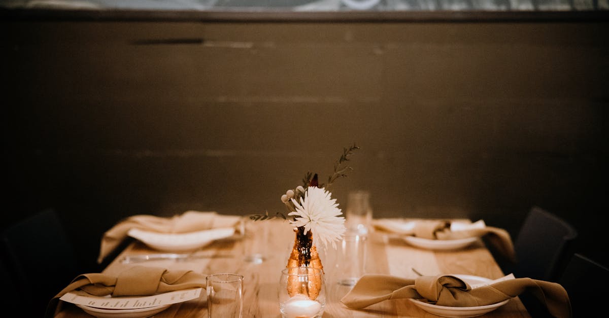 اكتشف فن الطهي مع صاحب مطعمنا الشغوف، الذي يقدم لك تجربة طهي لا تُنسى. استمتع بأطباق منزلية محضرة من مكونات طازجة وموسمية، في جو دافئ وودود.