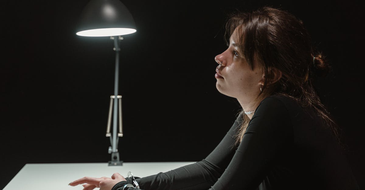 هذه الاستراتيجيات، المستمدة غالبًا من علم النفس أو حكمة الأسلاف، تُمهد الطريق للتطور. يكمن السر في القدرة على تقبّل اختلافات رحلتنا ورؤية كل صعوبة كخطوة نحو واقع أكثر أصالةً وتناغمًا. علاوة على ذلك، نجح الكثيرون، من خلال دمج هذه المبادئ، في تحويل أزماتهم إلى فرص للنمو والأصالة.