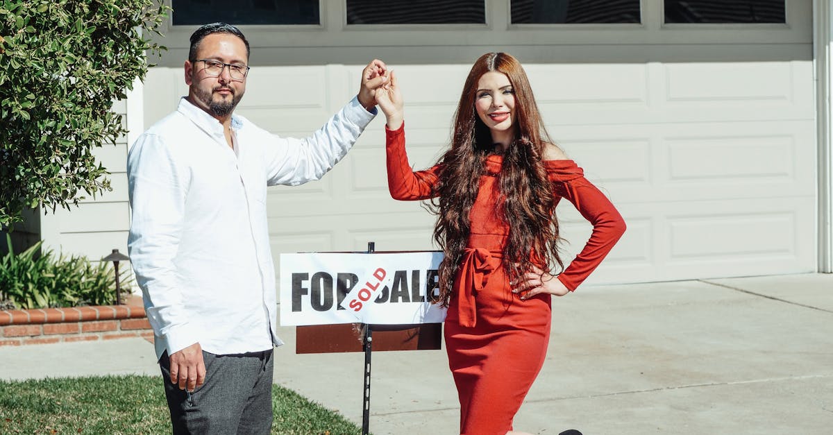 Времена, когда стартапы довольствовались лишь разговорами об инновациях, прошли. Сегодня финансовая и регуляторная война ожесточённее, чем когда-либо. Предложение Perplexity появилось на фоне давления на Google в США. Суды требуют продажи Chrome, чтобы устранить квазимонопольное положение, ограничивающее конкуренцию. Однако ценность Chrome значительно превышает предложение стартапа. Конкуренты, такие как DuckDuckGo или Brave, могли бы даже задуматься о наступлении в случае успеха сделки. Действия Perplexity могут возобновить дебаты о регулировании облачных технологий, защите данных и свободе выбора для интернет-пользователей. Большинство экспертов сходятся во мнении, что Google, занимающая 68% мирового рынка, обладает как стратегическим, так и геополитическим влиянием. Проблема: кто будет реально контролировать доступ к миллиардам пользователей и, следовательно, распространение искусственного интеллекта? https://www.youtube.com/watch?v=M8r1Fia2Vq0