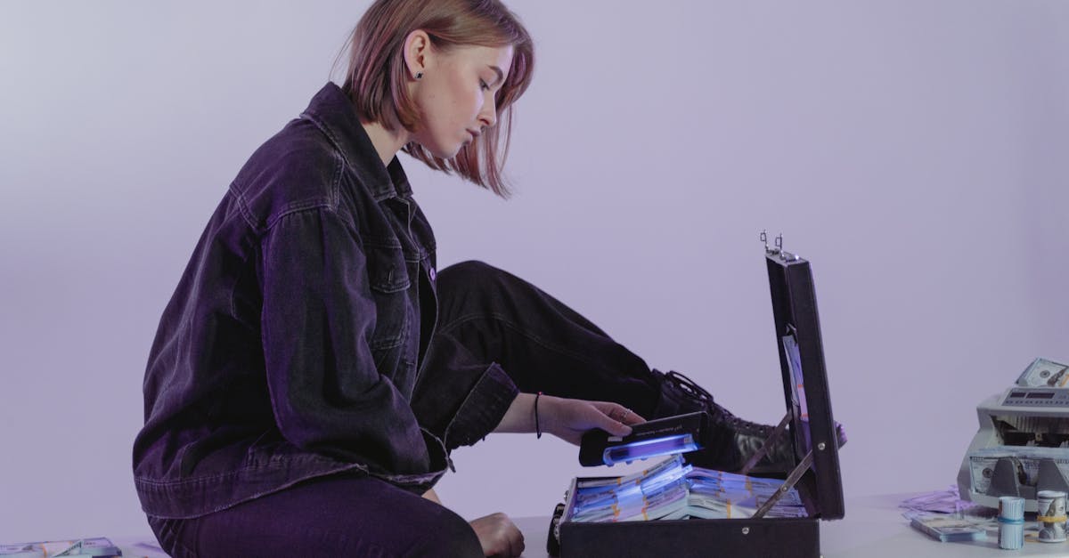 They primarily used social engineering through voice phishing, tricking employees into installing malware. There was no need for a technical vulnerability in the system, which shows that human weakness remains the weak point of large companies.