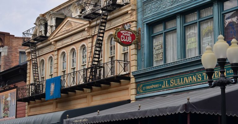 découvrez l'univers de danny sullivan, une figure emblématique du sport automobile, célèbre pour ses performances en formule 1 et son impact sur les courses. plongez dans sa carrière fascinante, ses victoires légendaires et son héritage dans le monde des courses.