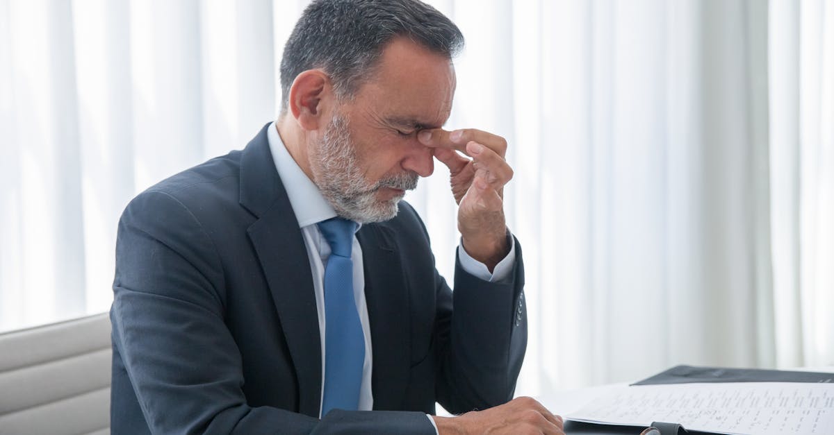 Узнайте, что такое усталость от принятия решений, её причины, её влияние на ваши повседневные решения, а также получите практические советы по её преодолению и восстановлению ясности ума.