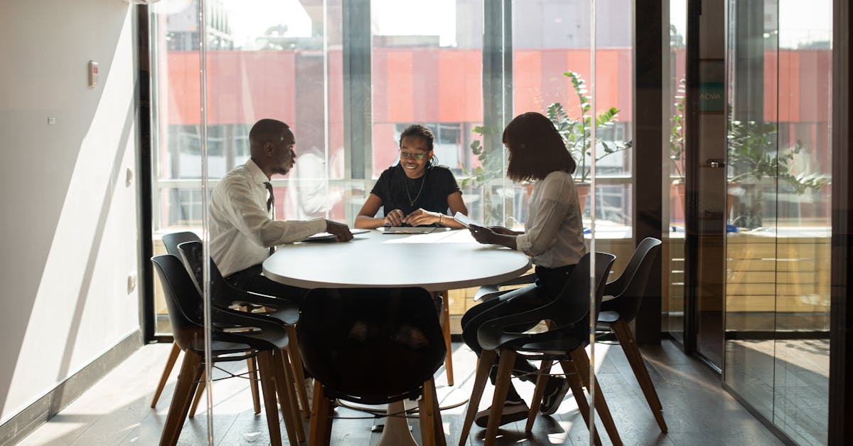 In un contesto in cui la creazione di un'impresa richiede spesso uno spirito di innovazione, Ingrid Padovani ha coltivato una vera competenza artigianale, integrando al contempo elementi moderni. La sua capacità di combinare materiali e colori per creare pezzi originali la rende una figura di spicco nel panorama imprenditoriale locale. La diversificazione dei suoi prodotti, che spaziano dai marsupi agli zaini per la scuola e ai regali per baby shower, dimostra flessibilità strategica. Vede il suo laboratorio come uno spazio di socializzazione, dove l'artigianato diventa veicolo di emozioni e identità, piuttosto che una semplice professione.