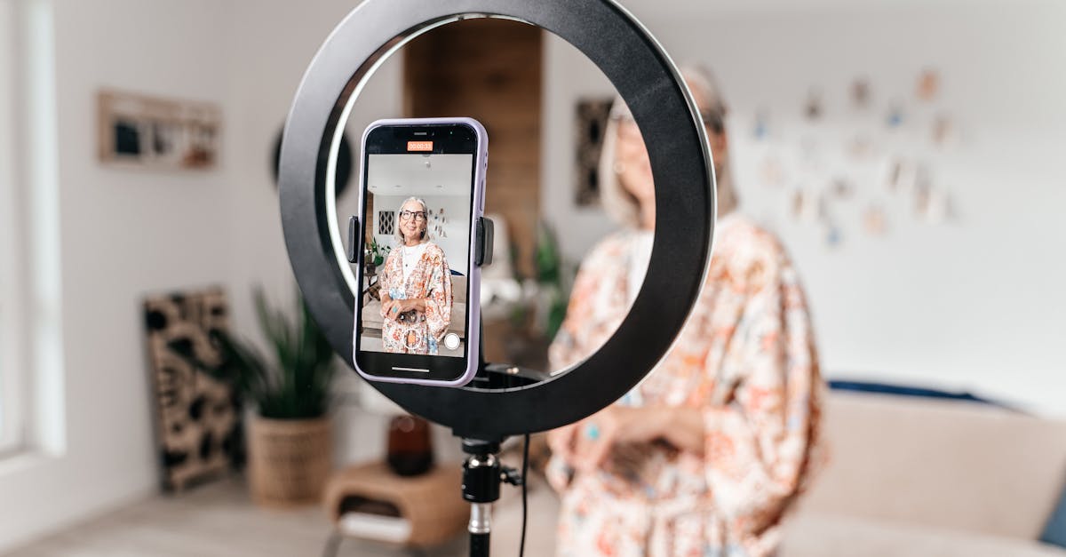 Once the campaign is launched, the key to success lies in the ability to analyze its results and adapt accordingly. Google Ads offers a multitude of tools to track each step, each interaction, and each conversion in detail. But it doesn't stop there. The influencer's authenticity and spontaneity must also be an integral part of the evaluation process. For example, it's interesting to observe whether the community reacts favorably to the content, or whether the leads generated are qualified. This step requires constant monitoring, the ability to adapt quickly, and a true sense of experimentation. By leveraging qualitative and quantitative indicators, you can refine your strategy, test new formats, or modify your targeting to improve ROI.