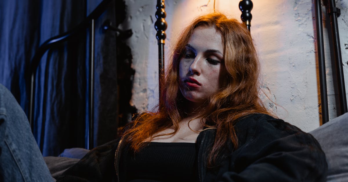 في عام ٢٠٢٥، اتخذت جوجل خطوةً كبيرةً بزيادة الحد الأقصى المسموح به للكلمات الرئيسية السلبية في حملات الأداء الأقصى. بالانتقال من ١٠٠ إلى ١٠٠٠٠ كلمة رئيسية فقط، يفتح هذا التطور آفاقًا جديدة، خاصةً لمديري الحملات ذوي الخبرة أو الراغبين في دقة أكبر في الاستهداف. تساعد هذه الميزة المفاجئة على تجنب إهدار الميزانية من خلال حظر العديد من طلبات البحث غير المرغوب فيها. ومع ذلك، تتطلب أيضًا إدارةً دقيقةً لتجنب التحميل الزائد للمعلومات، والذي قد يُضعف فعالية الاستبعاد. يخشى بعض الخبراء أن يُعقّد هذا التوسع الإدارة اليومية، خاصةً لمن لم يطبقوا عملياتٍ آليةً لمراقبة القوائم وتحديثها. ما هو مفتاح الاستفادة من هذا الحد الجديد؟ أتمتة اكتشاف الكلمات الرئيسية السلبية وتحديثها باستخدام أدوات مثل توصيات جوجل أو حلول الجهات الخارجية. على سبيل المثال، تُشيد منصة Seorator بهذه القدرة على تسخير القوة الخفية للكلمات الرئيسية السلبية لتحقيق تحسين فعال. التركيز