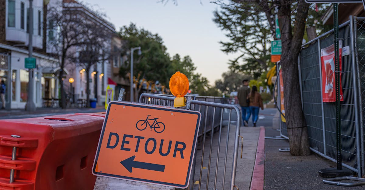 في عالم تحسين محركات البحث الواسع، أصبح إتقان فن تخطيط إعادة التوجيه خطوةً حاسمةً لضمان استمرارية حركة المرور والحفاظ على أصول تحسين محركات البحث. يشهد عام 2025 تغيراتٍ سريعة، مع ظهور تقنياتٍ مبتكرة مثل التحليل الدلالي باستخدام تضمينات المتجهات، والتي تُحدث تغييرًا جذريًا في طريقة ربط عناوين URL القديمة باللاحقة. في وقتٍ أصبحت فيه عمليات نقل المواقع والإصلاحات التقنية شائعة، من المهم تجاوز الأساليب التقليدية لتقليل الأخطاء، وتقليل فقدان الروابط الخلفية، وتجنب العقوبات المترتبة على الأخطاء التقنية. يُبشر الجمع بين Screaming Frog وأدوات الذكاء الاصطناعي بعصرٍ جديد، يُسهّل الإدارة واسعة النطاق مع ضمان الدقة. ولكن كيف يُمكننا الاستفادة من هذا التآزر لبناء خطة إعادة توجيه قوية وموثوقة ومستدامة؟ يكمن الحل في نهجٍ هجين، يجمع بين قوة التحليل الدلالي ودقة الأساليب التقليدية. هذا النهج سهل التنفيذ إذا فهمت التحديات التي ينطوي عليها، وهو ضروري لأي متخصص في تحسين محركات البحث (SEO) يسعى إلى تأمين عمليات نقل البيانات أو تحسين إعادة هيكلة محتواه.