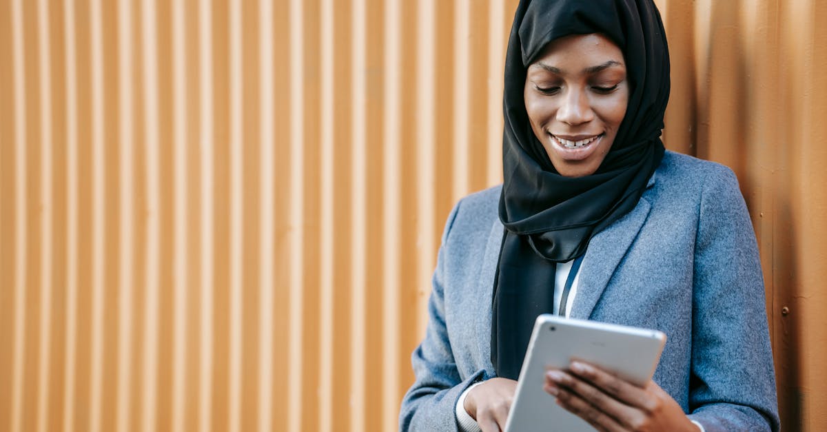 Empreendedorismo jovem: aconselhamento, recursos e financiamento para criar, desenvolver e sustentar seu projeto, com exemplos inspiradores e ferramentas práticas.