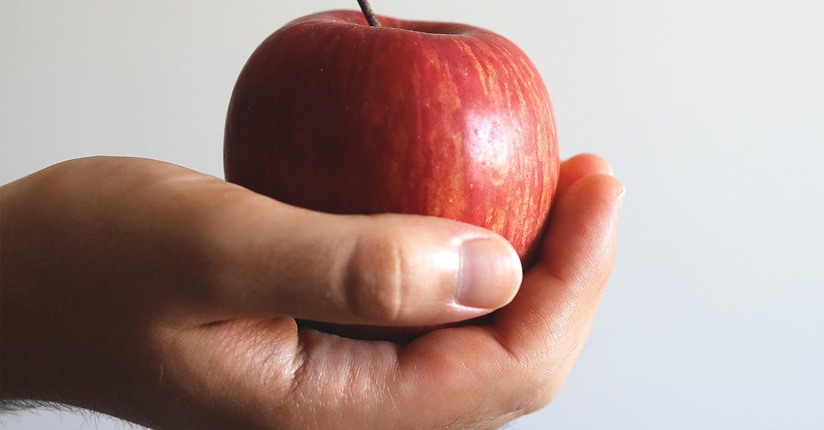 在科技巨头之间竞争日益激烈的背景下,苹果决定打破常规,推出一项可能颠覆现有格局的创新。多年来,人工智能市场一直由谷歌和OpenAI等公司主导,它们分别拥有先进的搜索引擎和革命性的对话式聊天机器人ChatGPT。这家位于库比蒂诺的公司,通常被认为是硬件和生态系统领域的佼佼者,如今似乎想要在人工智能领域占据领先地位。令人惊讶的是,这种做法的本质在于其策略:苹果并非简单地集成一项新功能,而是押注于一种完全自主的技术,这种技术对中心化服务器的依赖性更低,更加注重个性化和用户隐私。就像一位深谙预见风暴重要性的水手一样,这一战略可能标志着2026年的转折点。种种迹象表明,苹果可能会在2026年推出自己的人工智能平台,准备挑战谷歌和ChatGPT,并重新定义我们与技术的互动方式。这项融合了创新、对隐私的尊重和强大计算能力的进步,很可能标志着一个新时代的开始:竞争格局将不再依赖于服务器和云端,而是将重点放在用户近距离接触和安全性上。这不仅仅是一次产品发布,更体现了苹果公司掌控从设备到智能的整个产业链的雄心,旨在提供更加流畅、更加尊重个人数据的用户体验——这是行业巨头们勇于接受的挑战。