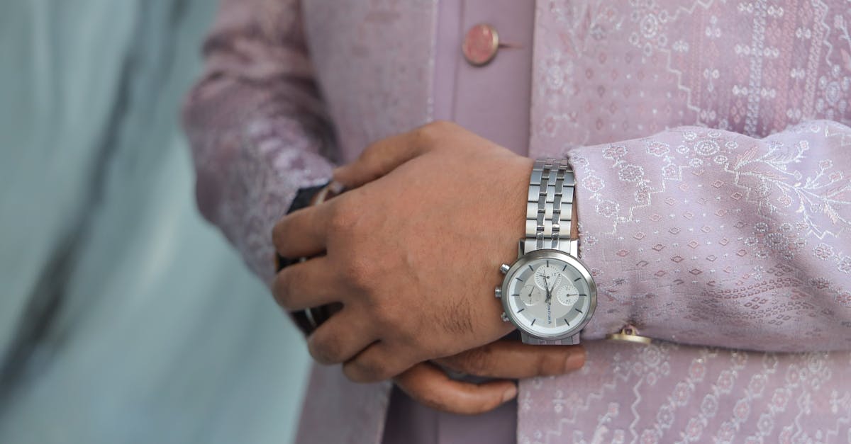 Compreender e aproveitar a cauda longa está se tornando uma necessidade absoluta para capitalizar neste novo cenário. Em vez de competir por palavras-chave ultraconcorrentes, sites especializados estão concentrando seus esforços em frases mais longas, direcionadas e relevantes para seu público. A diversificação na criação de conteúdo aprofundado, sua estruturação em clusters temáticos e a autenticidade da expertise são agora as chaves para o sucesso. A capacidade de atender com precisão a uma intenção de compra específica ou a uma necessidade de informação gera um tráfego de qualidade significativamente maior.