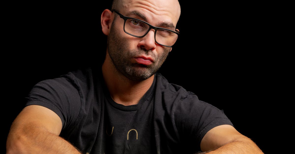 As promessas do Personal Intelligence são tentadoras. Ao conectar de forma inteligente diferentes aplicativos do Google, o assistente é capaz de construir um perfil detalhado para responder a solicitações que antes eram rudimentares. Seja para organizar suas férias, agendar uma consulta médica ou até mesmo recomendar livros, a ferramenta usa uma grande quantidade de dados para oferecer um serviço personalizado. No entanto, esse salto qualitativo também levanta preocupações legítimas. Gerenciar a privacidade, proteger dados pessoais e controlar a inteligência artificial estão se tornando questões críticas. A questão já não é apenas o que a tecnologia pode fazer, mas o que ela deveria fazer.