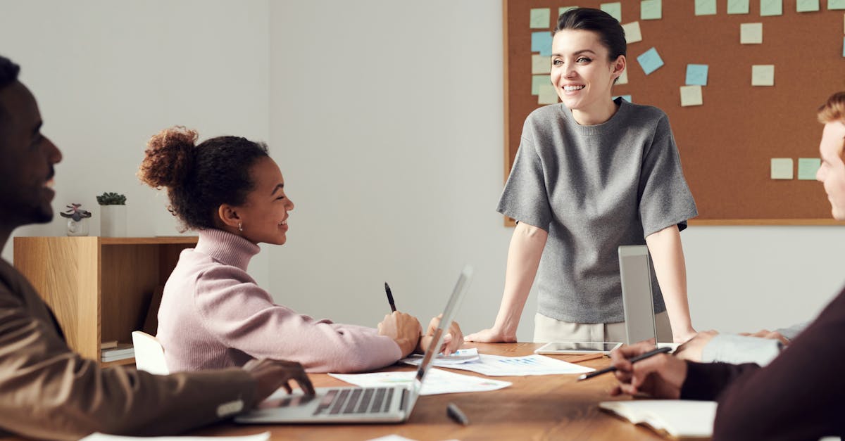 découvrez le rôle essentiel du business manager : gestion d'équipe, optimisation des ressources et stratégie de croissance pour votre entreprise.